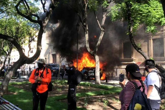 Queman patrullas y vandalizan Palacio de Gobierno de Jalisco por muerte de Giovanni López