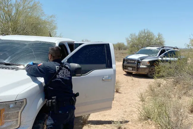 Localizan arma de fuego en vehículo