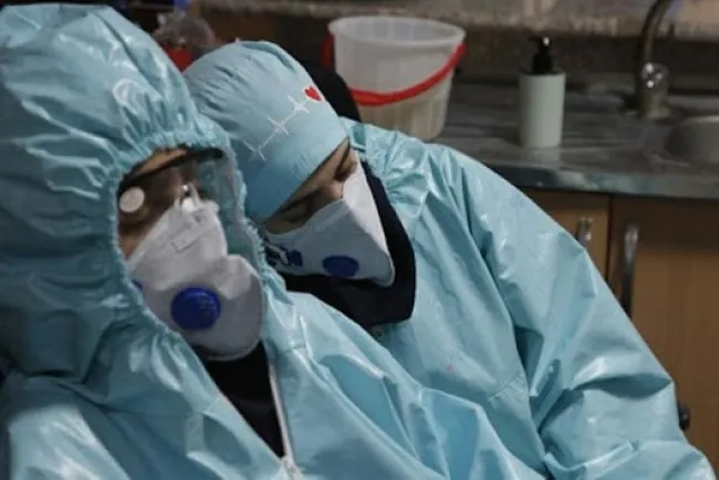 Para evitar contagios, personal médico no puede beber agua ni ir al baño