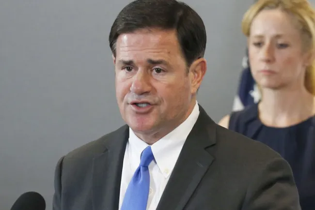 Levanta Arizona Toque de Queda