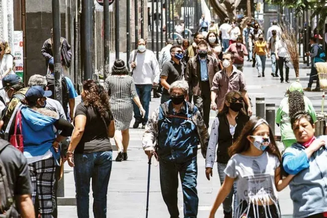 Sin sana distancia la pandemia se acelera; la mitad del país pasa a semáforo naranja