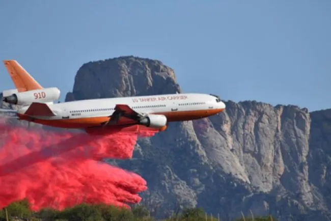 Continúan luchando contra fuerte incendio