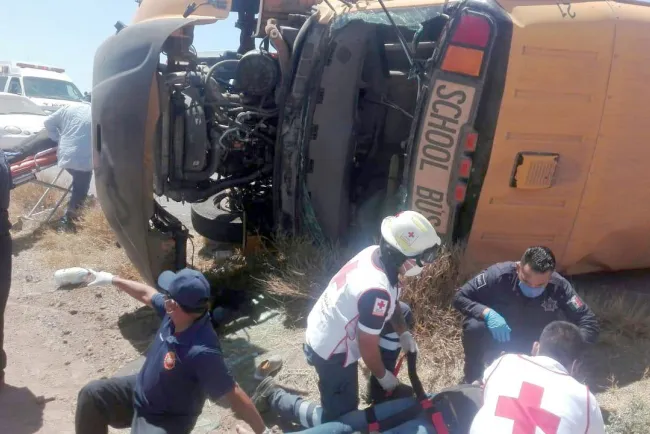 Vuelca camión con trabajadores