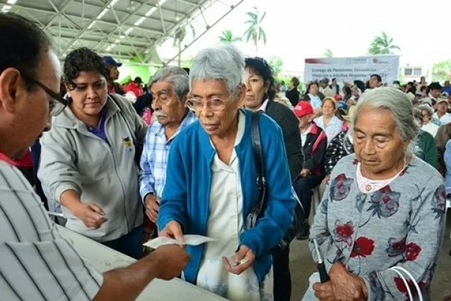Adultos mayores recibirán por adelantado 4 meses de pensión, anuncia AMLO