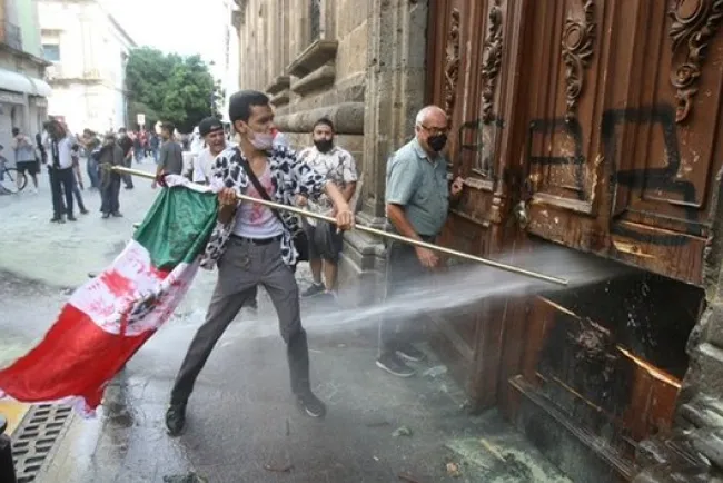 Suspenden a policías de Jalisco por detenciones ilegales en protestas