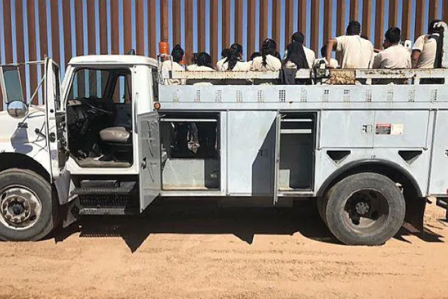 Detienen a 21 indocumentados