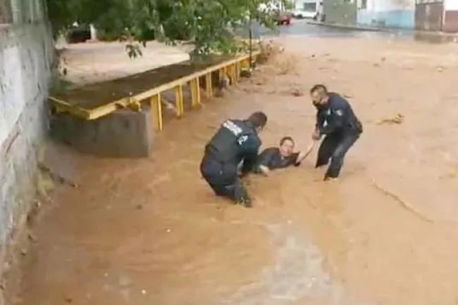 Rescatan policías municipales a joven