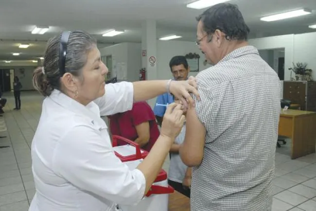 Mantiene IMSS campaña de vacunación permanente