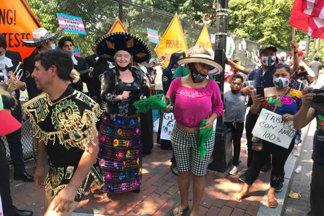 Arranca López Obrador entre simpatizantes visita a EU