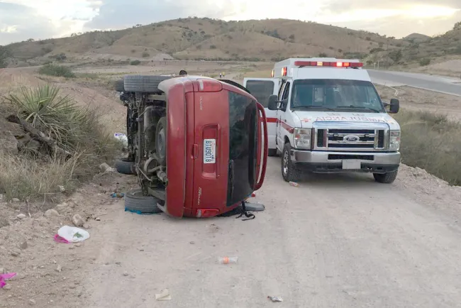 Resulta lesionado en volcadura