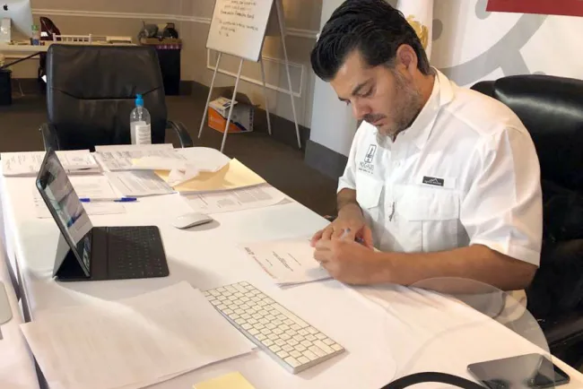 Firma contrato para desarrollo