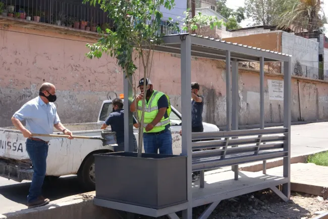 Construyen paradas de camiones