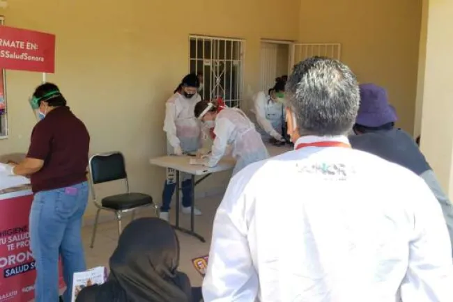 Llevan jornada de salud a Punta Chueca