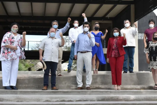 Supervisan obras en construcción