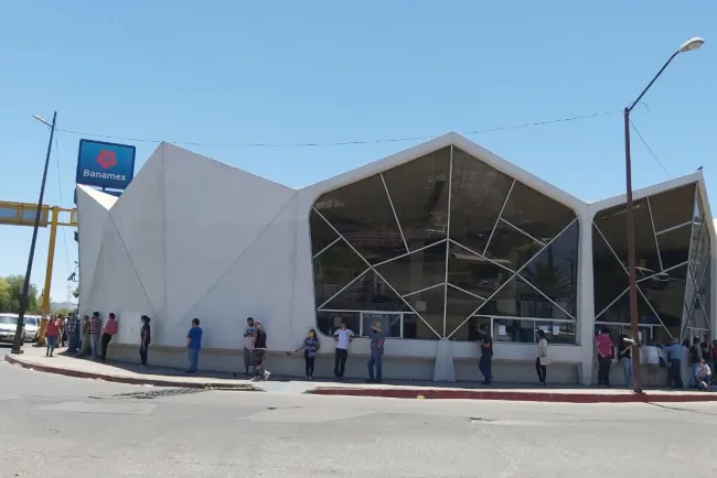 Provocan desorden al interior de banco