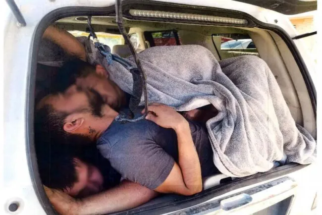 Llevaba trailero quince migrantes