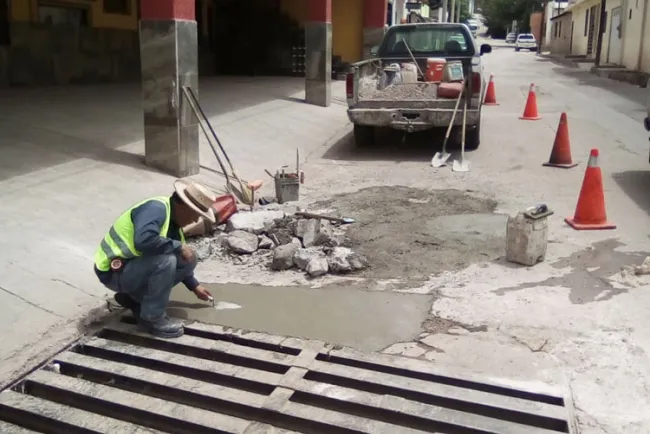 Limpian alcantarilla de La Brisa