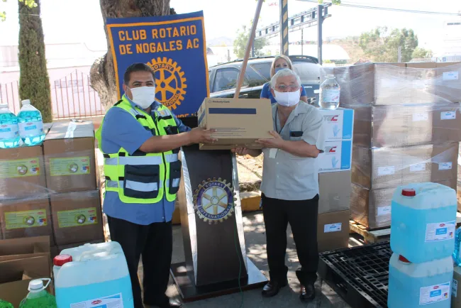 Entregan equipo médico a clínicas