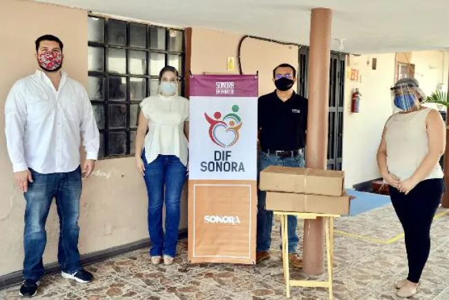 Llevan alimento a adultos mayores