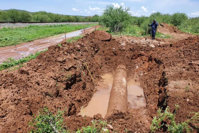 Colapsa línea principal de conducción de agua