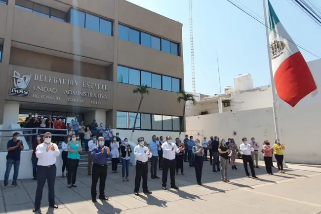 Rinden homenaje a médicos fallecidos