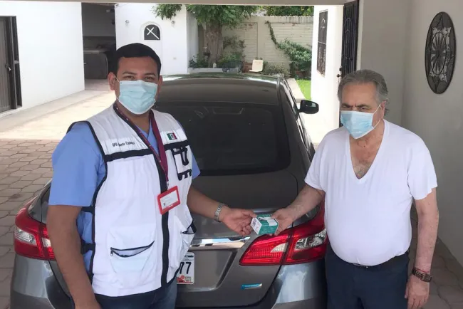 Dotan de Oxímetros y medicamento a población