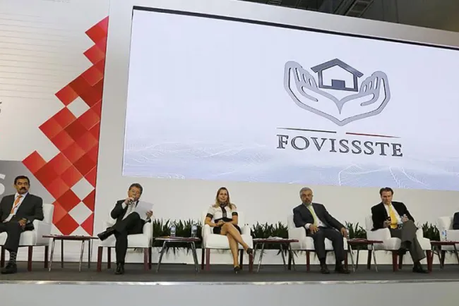 Amplía Fovissste créditos a personal médico en México