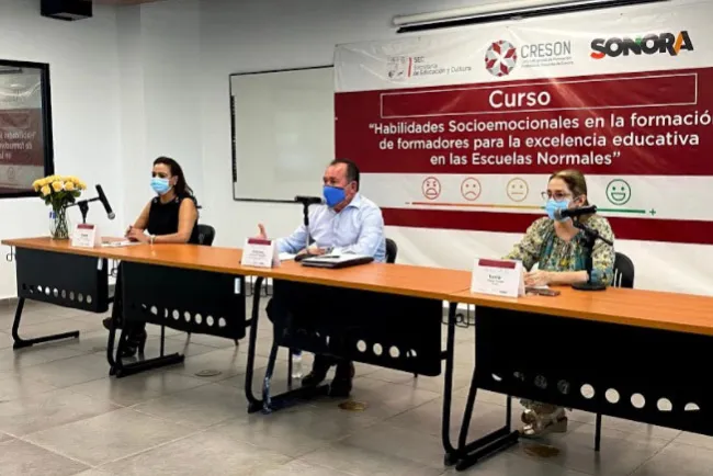 Reciben docentes capacitación