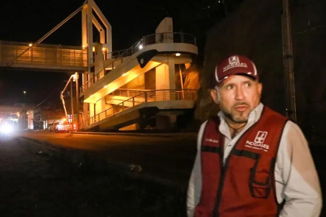 Iluminan puente peatonal “Ana Gabriela Guevara”