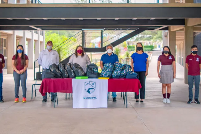 Entregan obsequios a estudiantes