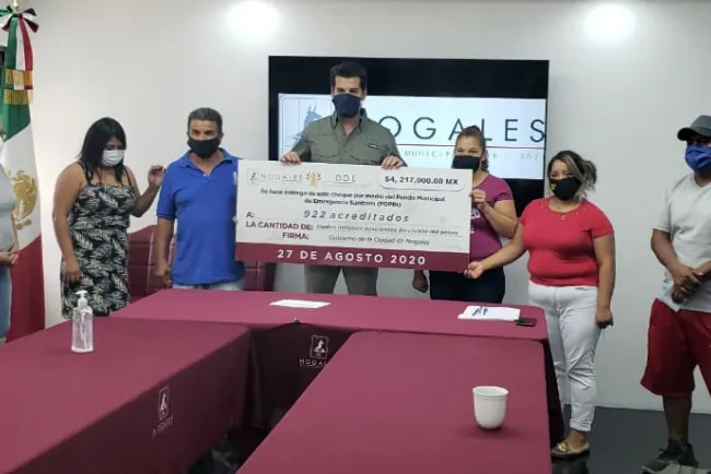 Entrega Alcalde créditos a comerciantes