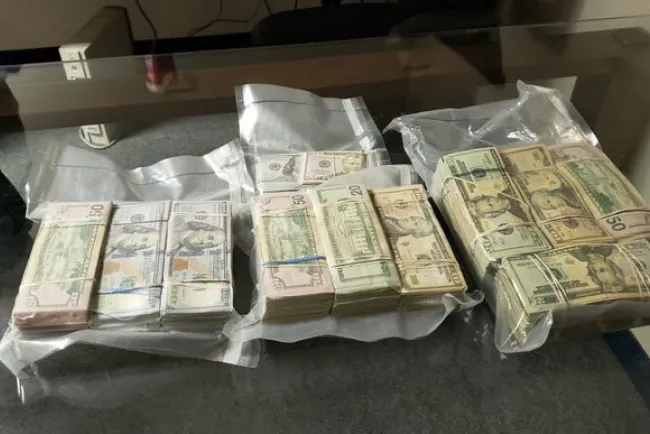 Decomisan 200 mil dólares en garita