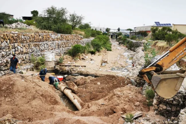 Atienden fuga de aguas residuales