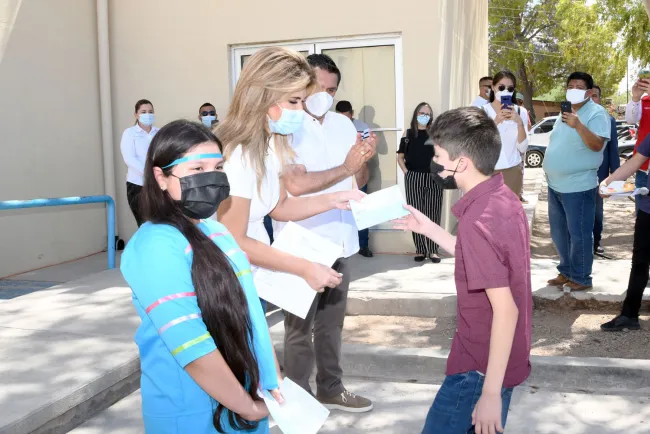 Entrega Gobernadora becas estudiantiles