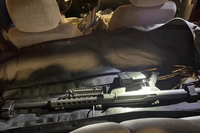 Detiene Guardia Nacional Un arma Barrett, calibre 50, abastecida y alrededor de ocho mil cartuchos útiles de grueso calibre.a mujer con un Barret .50