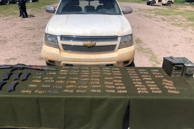 Localizan arma larga en vehículo abandonado