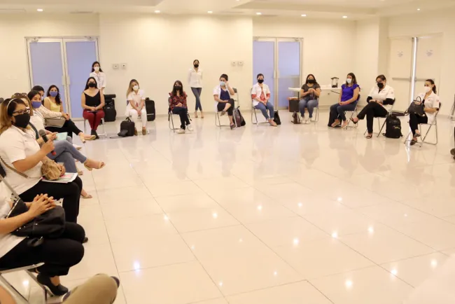 Apoyan estudiantes a adultos mayores