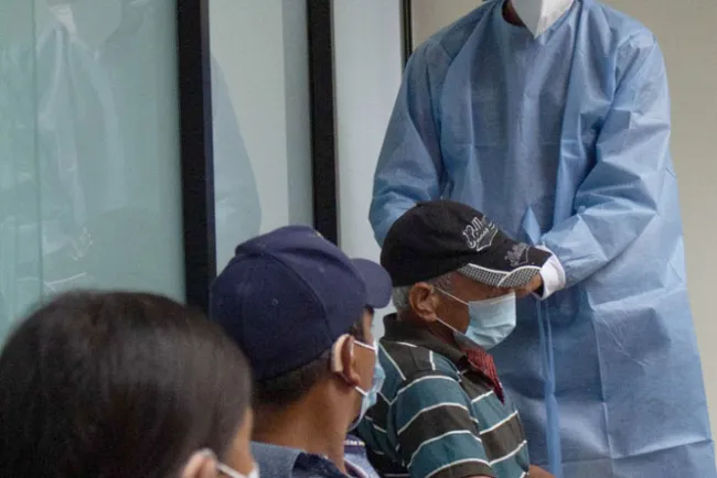 Entregan aparatos auditivos