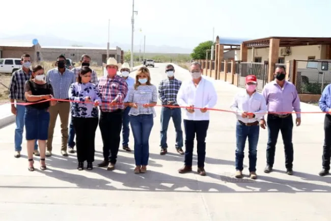 Entrega becas y apoyos de vivienda