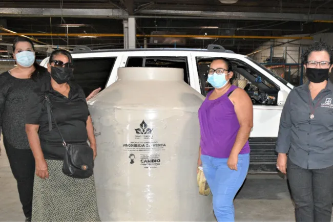 Entregan 59 tinacos a familias nogalenses