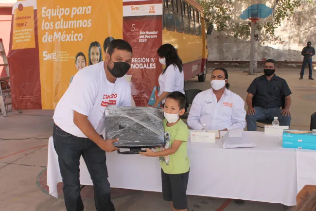 Entregan apoyos digitales a estudiantes nogalenses