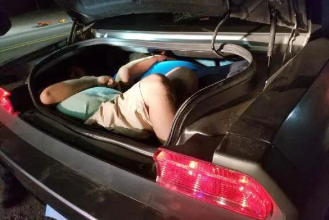 Detectan a indocumentados transportados en la cajuela