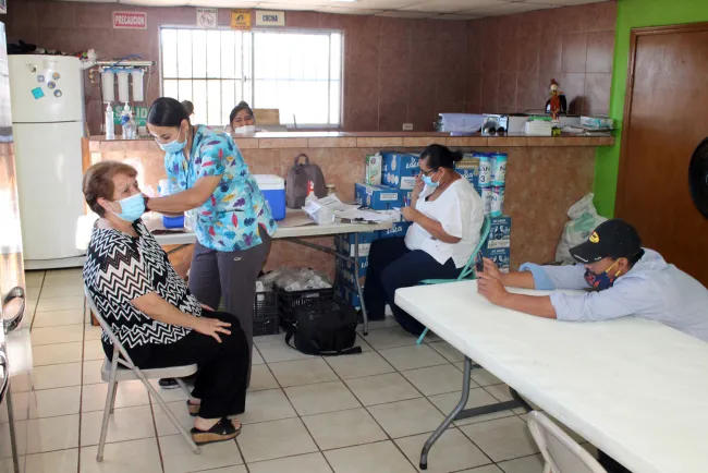 Aplican vacuna contra la Influenza