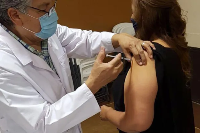 Aplican vacuna contra  Influenza a los ingenieros