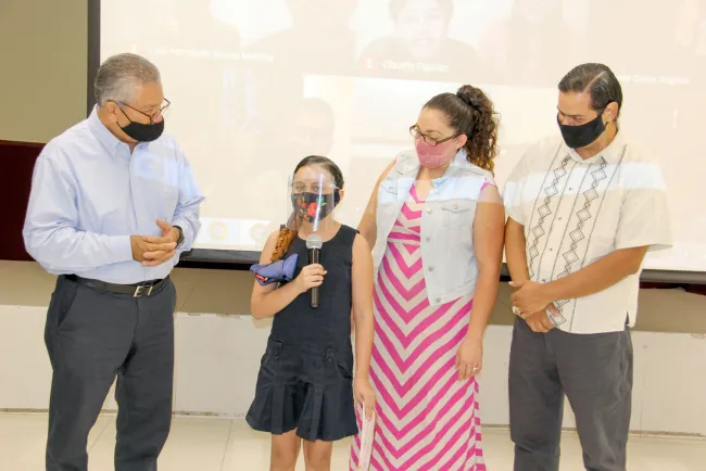 Entregan más becas de excelencia a estudiantes