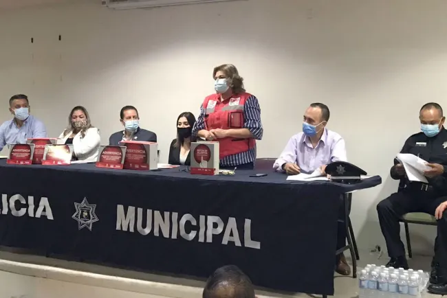 Facilitan herramientas a comerciante