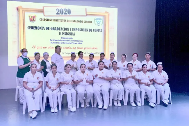 Entrega CIES Cofias e Insignias en solemne ceremonia de graduación