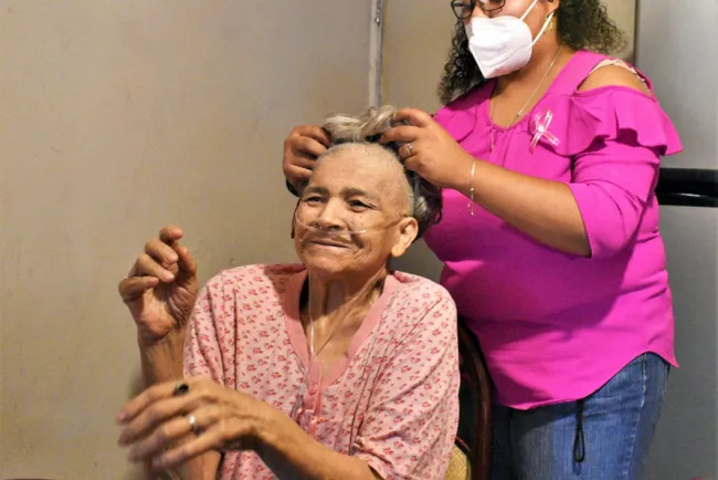 Recibe paciente con cáncer apoyos