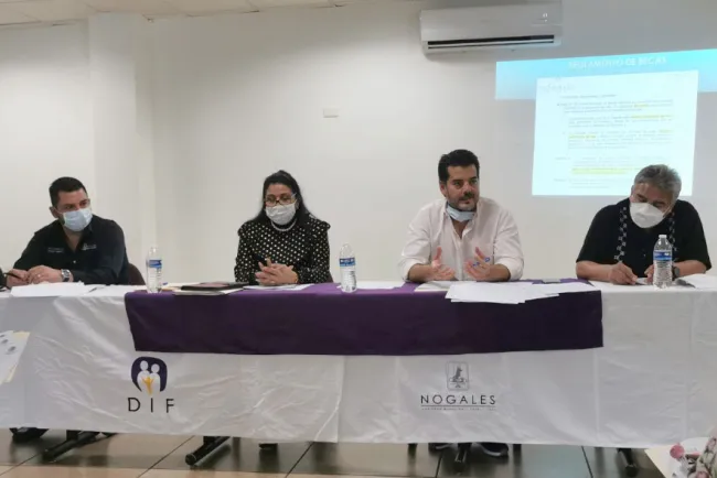 Cumple Alcalde a estudiantes