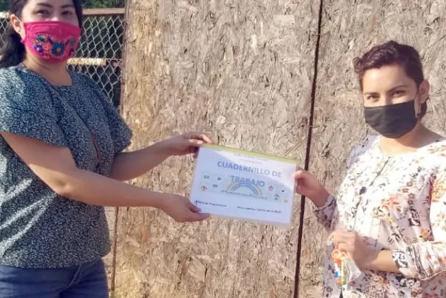 Apoyan docentes a alumnos con equipo